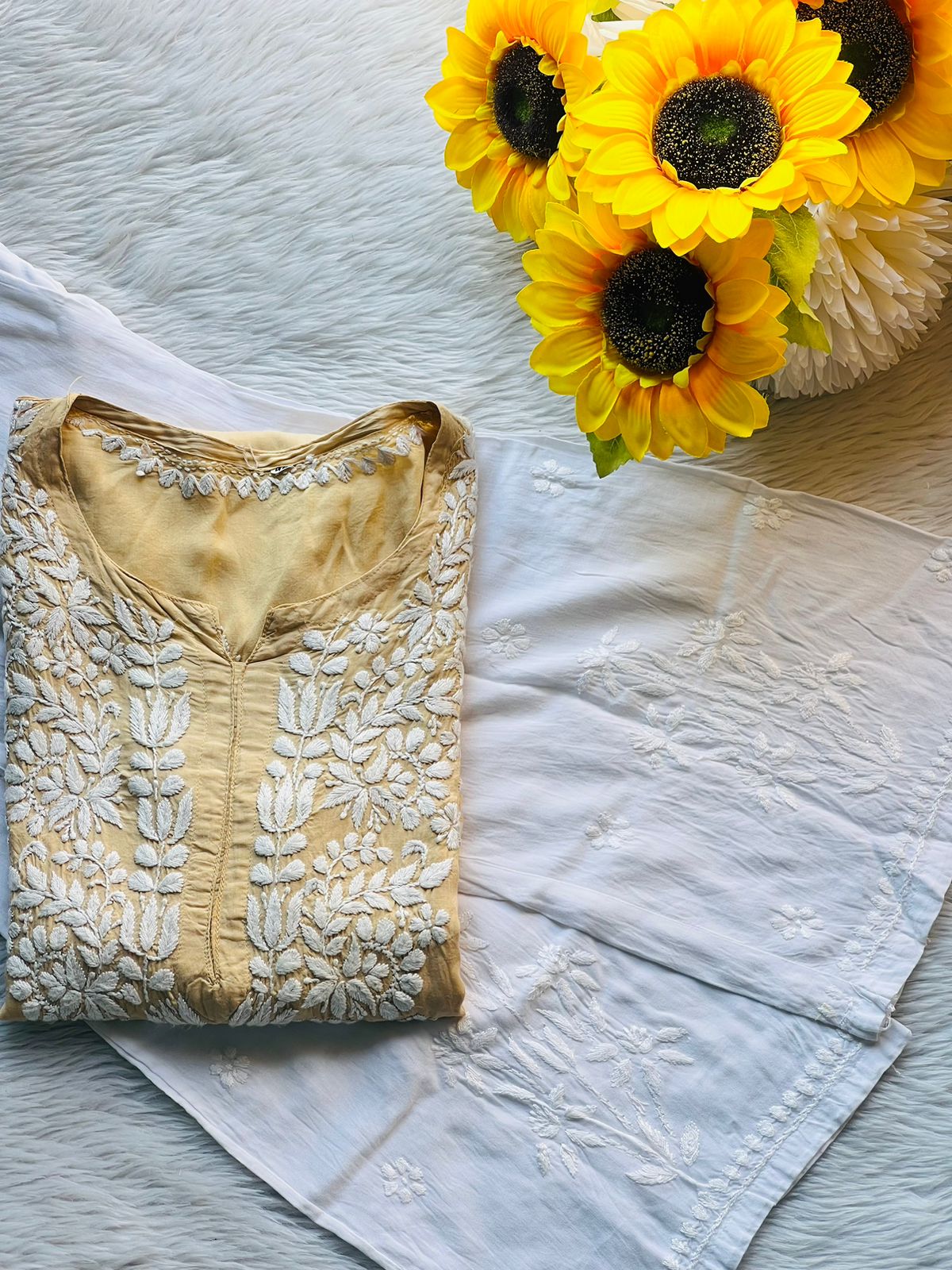 Zaha Chikankari Kurta/Set