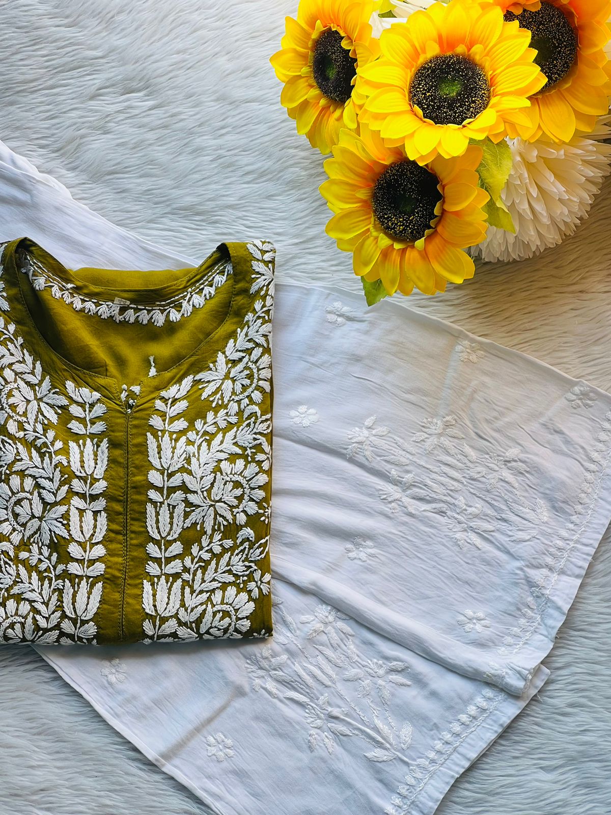 Zaha Chikankari Kurta/Set
