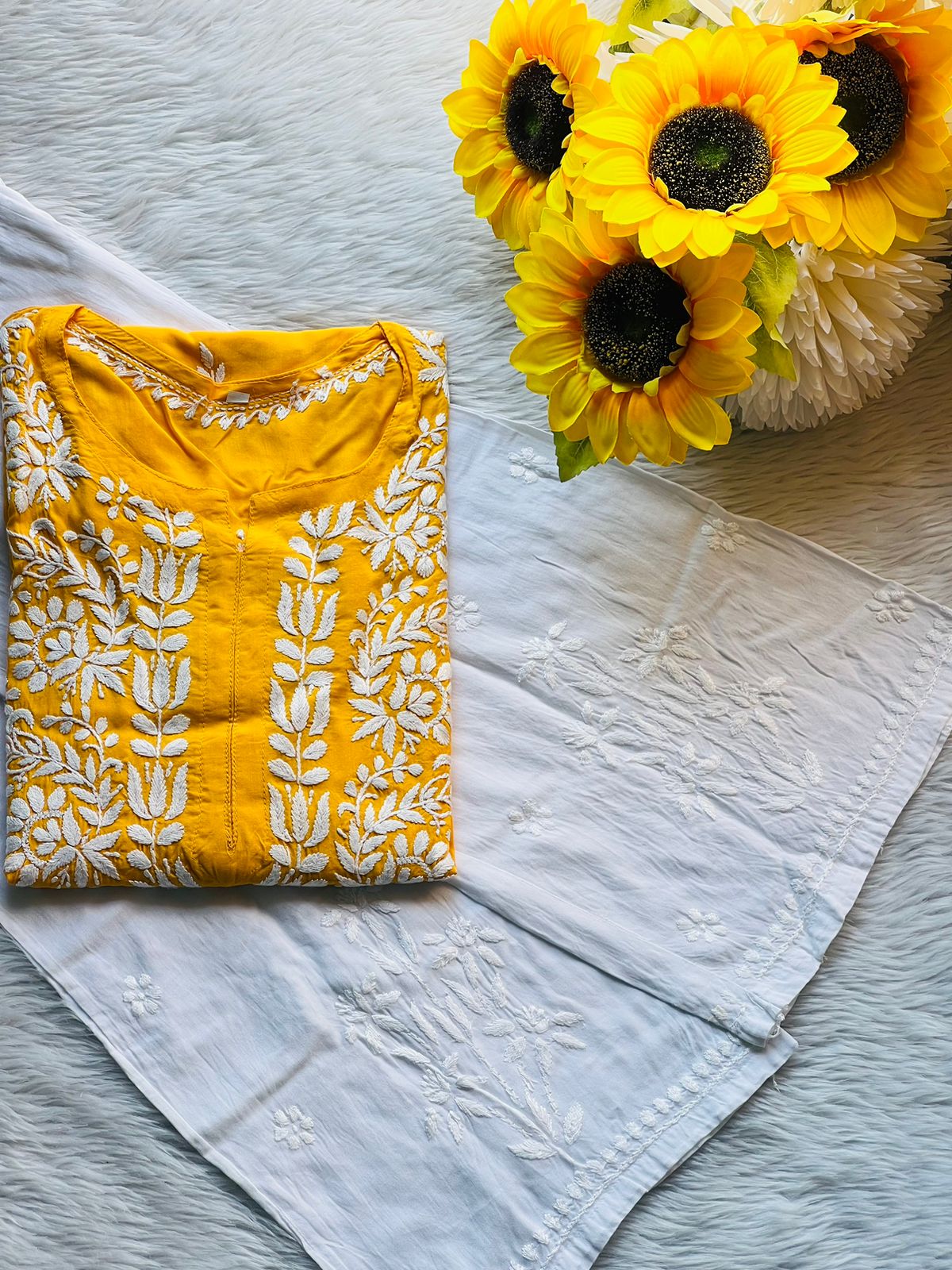Zaha Chikankari Kurta/Set