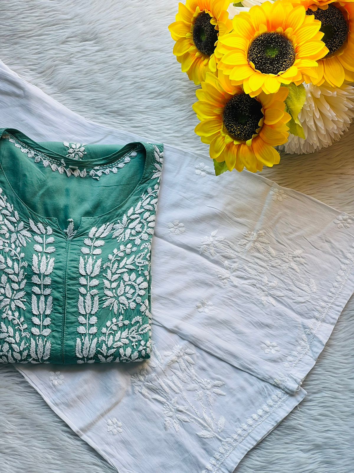 Zaha Chikankari Kurta/Set
