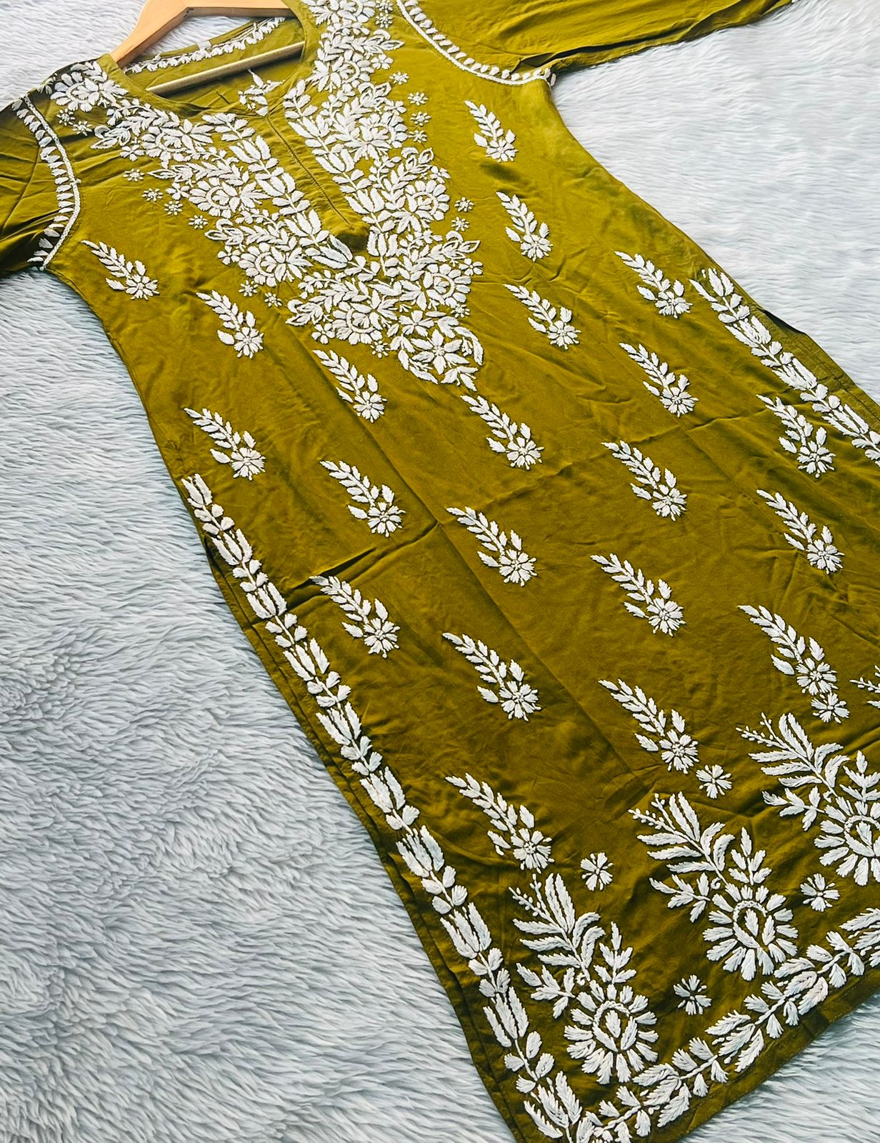 Zaha Chikankari Kurta/Set